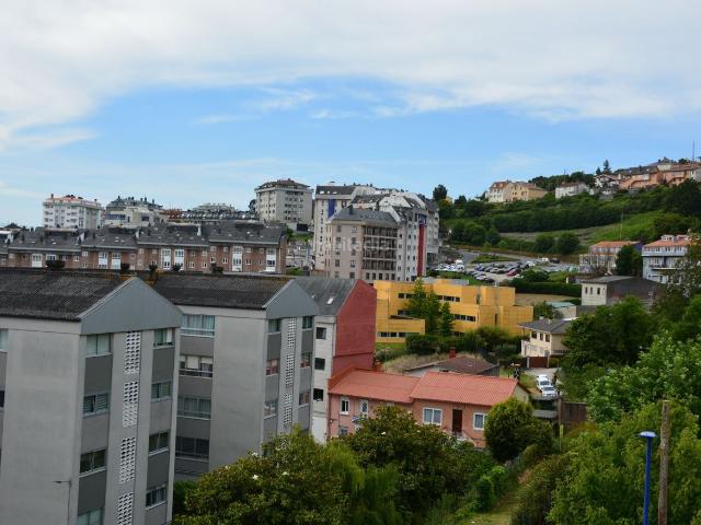 Piso en venta en Culleredo, Portádego Vilaboa Norte. SE VENDE PISO DE DOS DORMITORIOS, COCINA AMERICANA, ASCENSOR, TRASTERO Y GARAJE EN URB CON PISCINA. Pisos.