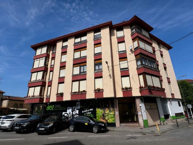 Piso en venta en Cabezón de la Sal. Descubra su nuevo hogar! Presentamos un encantador piso en venta que cumplirá con todas sus expectativas. Ubicado en una posición. Pisos Cabezón de la.