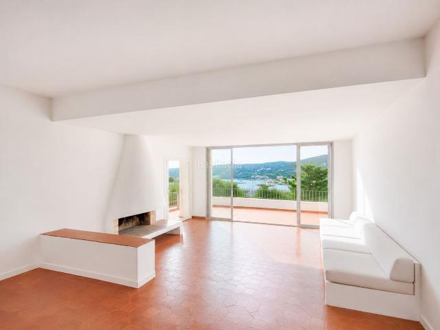 Piso en venta en Cadaqués Costa Brava. Amplio apartamento con terraza y vistas espectaculares al mar. Pisos.