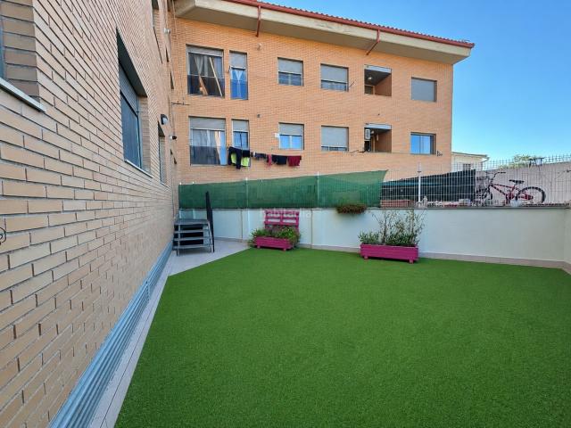 Piso en venta en Cadrete. PISO EN PERFECTO ESTADO CON JARDIN PROPIO. Pisos.