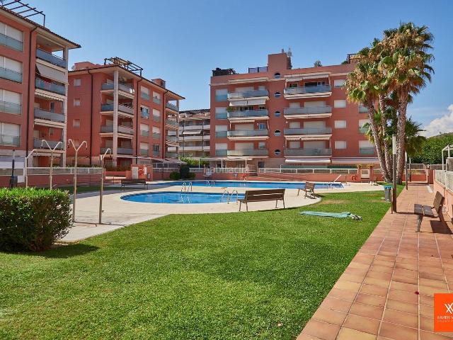 Piso en venta en Calafell, L´Estany Costa Dorada. GRAN PISO CON VISTAS AL MAR Y ZONA COMUNITARIA CON PISCINA. Pisos.