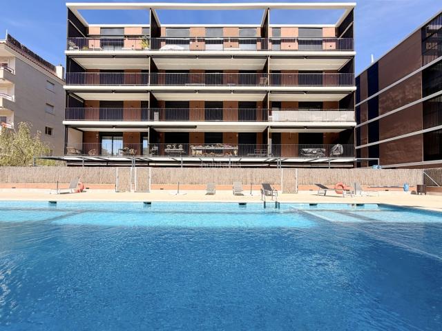 Piso en venta en Calafell, L´Estany Costa Dorada. Piso con terraza y piscina en Waves Calafell con 3 habitaciones y suite. Pisos.