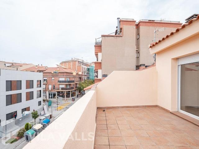 Piso en venta en Caldes de Montbui. Piso dúplex en pleno centro de Caldes. Ascensor, terraza, 2 balcones y parking incluido. Pisos Caldes de.