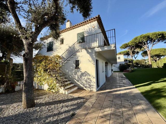 Piso en venta en Calella de Palafrugell Costa Brava. Apartamento con licencia turística en Calella de Palafrugell cerca de Jardins de Cap Roig. Pisos Calella de.
