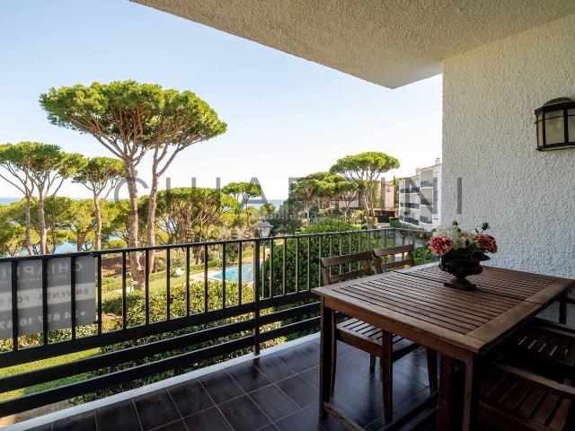 Piso en venta en Calella de Palafrugell Costa Brava. APARTAMENTO CON VISTAS AL MAR, PLAZA DE PARKING Y PISCINA. Pisos Calella de.