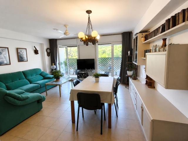 Piso en venta en Calella. Piso con con terracita y preciosas vistas mar y montaña. Pisos.