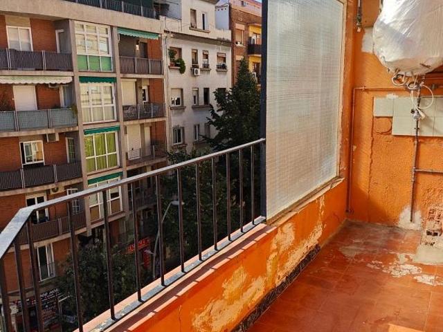 Piso en venta en calle Mare de Deu de Montserrat, Barcelona, de 55 m² 3 habitaciones por 292.000