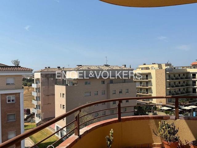 Piso en venta en calle Mare de Déu de Montserrat, Figueres, de 123 m² 3 habitaciones por 265.000
