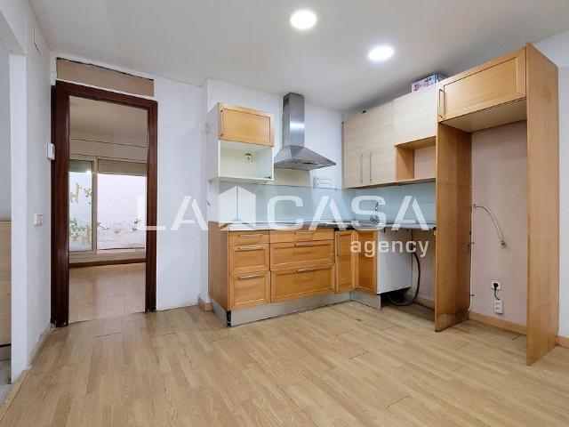 Piso en venta en calle Mare de Déu de Les Neus, Barcelona, de 65 m² 3 habitaciones por 229.500