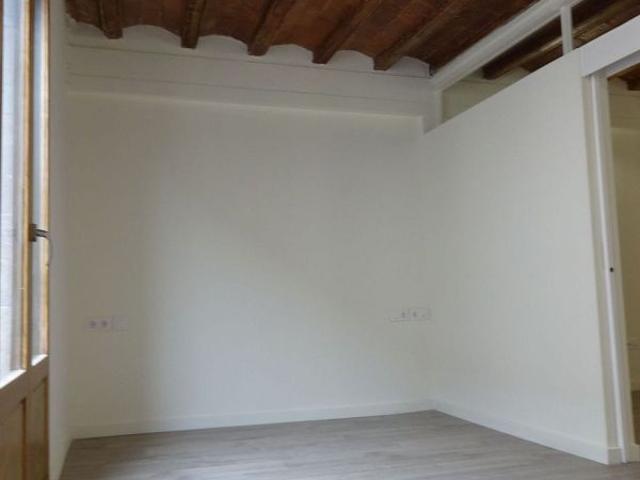 Piso en venta en calle Marques de Barbera, Barcelona, de 38 m² 1 habitación por 199.000