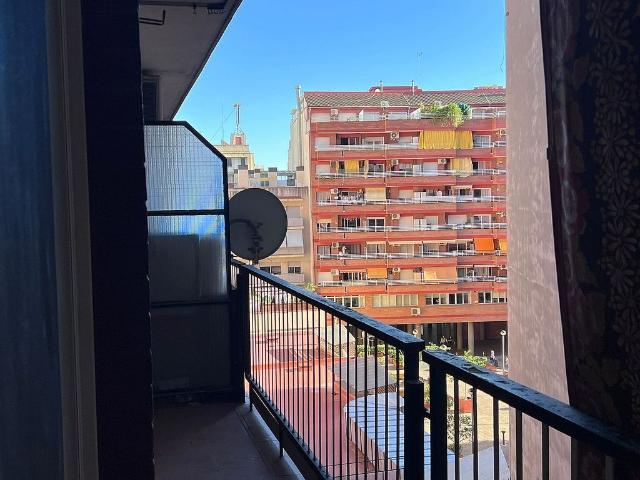 Piso en venta en calle Martí Codolar, Hospitalet de Llobregat, L´, de 80 m² 4 habitaciones por 350.000