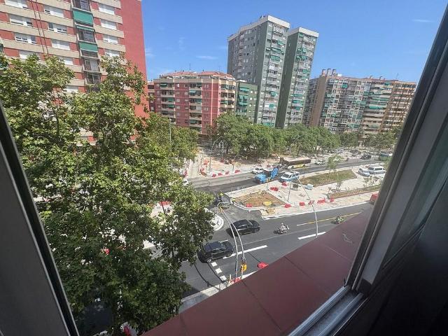 Piso en venta en calle Meridiana, Barcelona, de 63 m² 2 habitaciones por 305.000