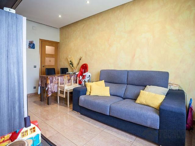 Piso en venta en calle Meridiana, Barcelona, de 63 m² 3 habitaciones por 285.000