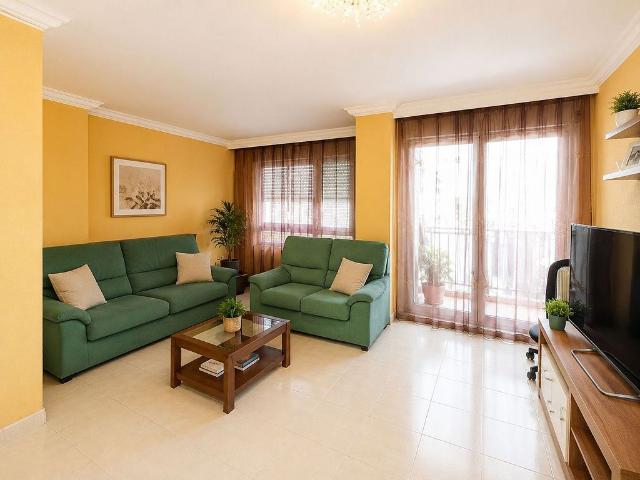 Piso en venta en calle Montserrat Roig, Salt, de 121 m² 3 habitaciones por 210.000