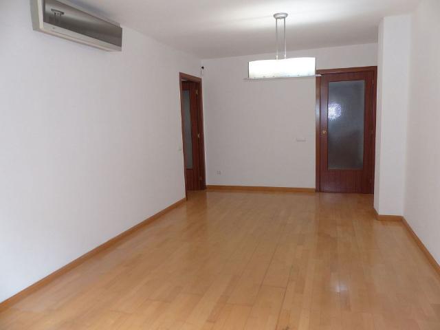 Piso en venta en calle Mora D'ebre, Barcelona, de 70 m² 3 habitaciones por 398.000
