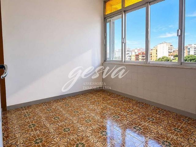 Piso en venta en calle Nacio, Barcelona, de 66 m² 3 habitaciones por 332.000
