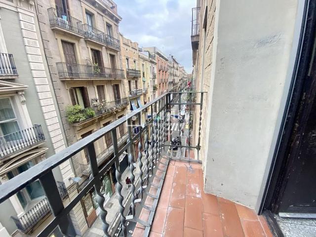 Piso en venta en calle Nou de la Rambla, Barcelona, de 55 m² 3 habitaciones por 255.000