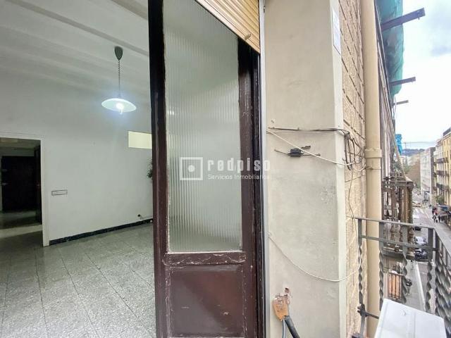 Piso en venta en calle Nou de la Rambla, Barcelona, de 55 m² 3 habitaciones por 255.000