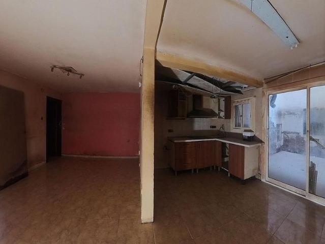 Piso en venta en calle orà, Terrassa, de 82 m² 3 habitaciones por 109.000