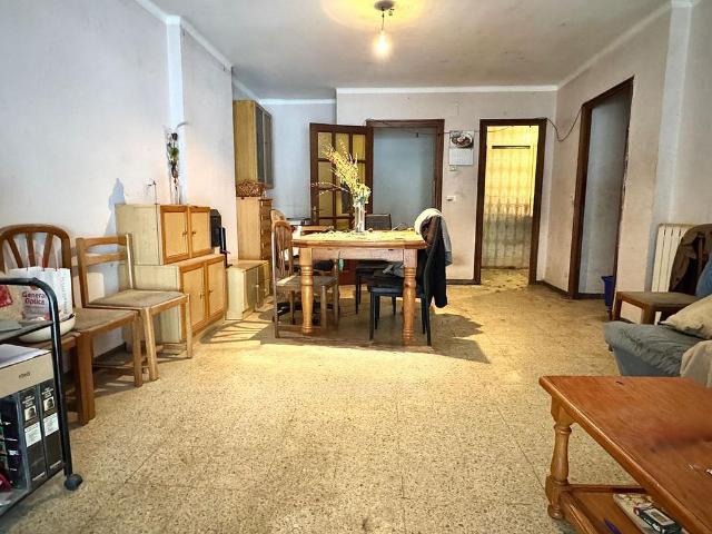Piso en venta en calle Orient, Girona, de 72 m² 3 habitaciones por 152.000