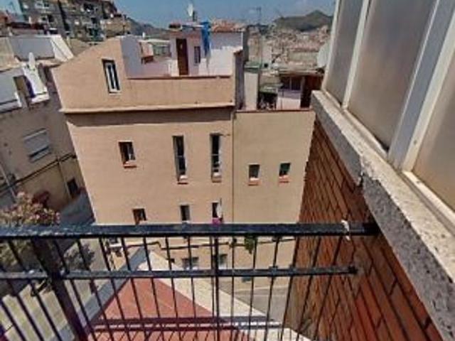 Piso en venta en calle Autonomia, Badalona, de 88 m² 3 habitaciones por 142.000