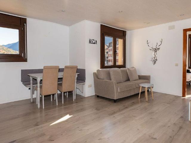 Piso en venta en calle Avenguda Baile Calbetó Barra, Vielha e Mijaran, de 70 m² 2 habitaciones por 295.000