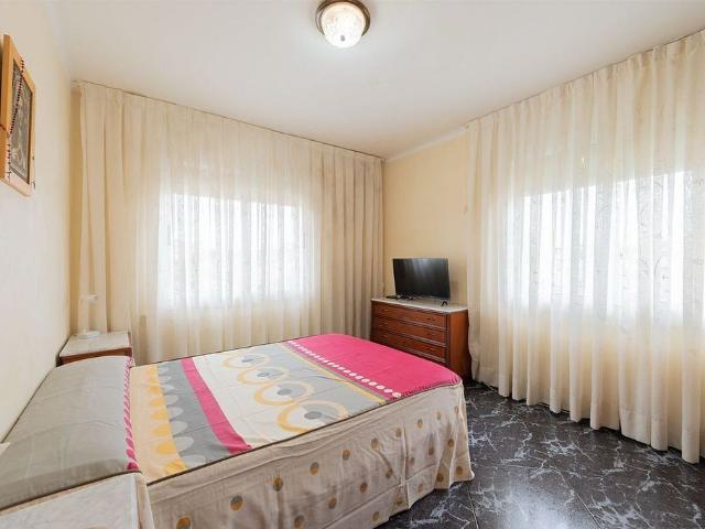 Piso en venta en calle Abat Escarre, Rubí, de 78 m² 4 habitaciones por 246.000