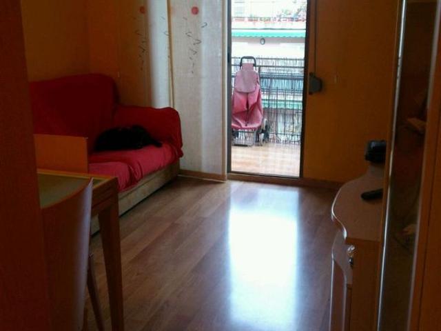 Piso en venta en calle Anselm Clave, Cornellà de Llobregat, de 60 m² 3 habitaciones por 295.000