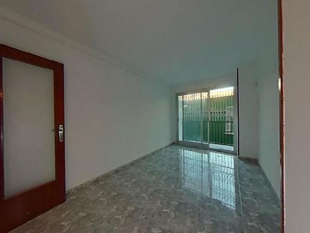 Piso en venta en calle Antiga de Valencia, Badalona, de 67 m² 3 habitaciones por 153.000