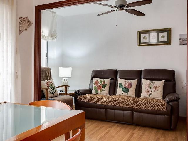 Piso en venta en calle Buguenvil·Lea, Cornellà de Llobregat, de 50 m² 2 habitaciones por 195.000