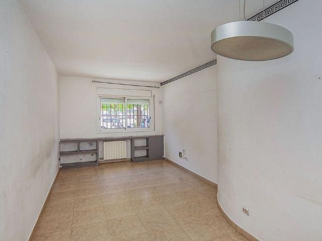 Piso en venta en calle Baix Llobregat, Cornellà de Llobregat, de 82 m² 2 habitaciones por 259.000