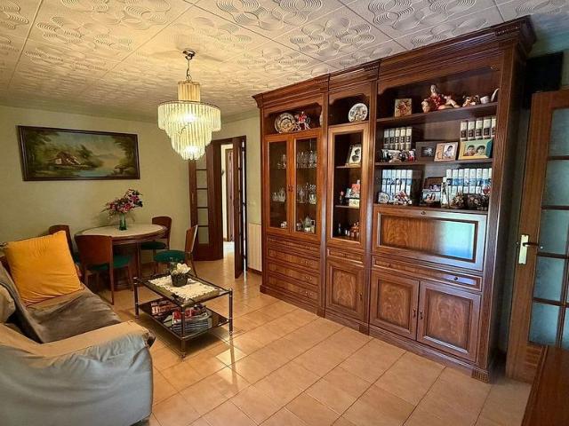 Piso en venta en calle Barcelona, Girona, de 101 m² 3 habitaciones por 263.000