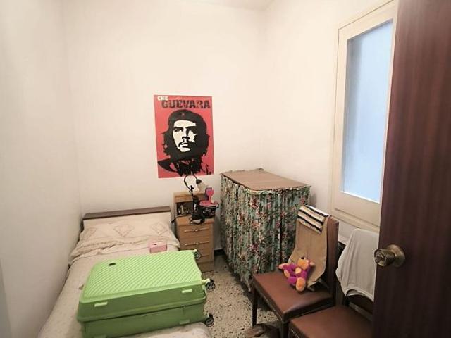 Piso en venta en calle Cabanes, Barcelona, de 59 m² 3 habitaciones por 235.000