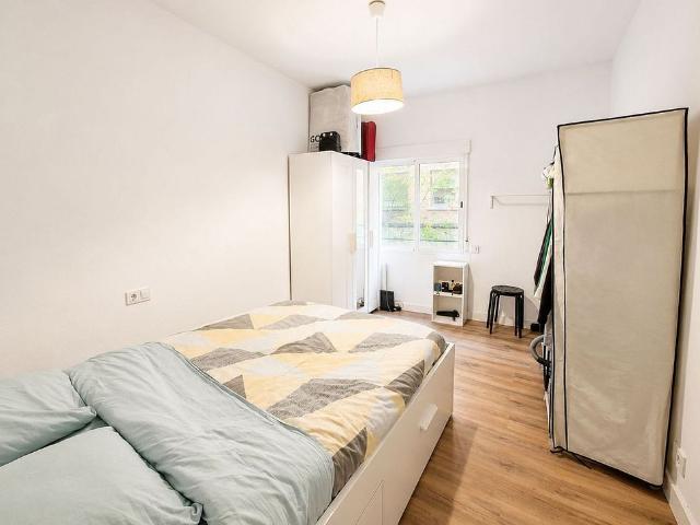 Piso en venta en calle Calderon de la Barca, Barcelona, de 72 m² 2 habitaciones por 240.000