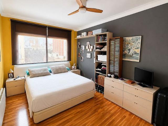 Piso en venta en calle Camp del Arpa, Barcelona, de 78 m² 3 habitaciones por 380.000