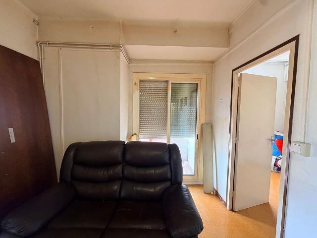 Piso en venta en calle Cantabria, Barcelona, de 65 m² 3 habitaciones por 270.000