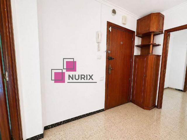 Piso en venta en calle Cantabria, Barcelona, de 81 m² 3 habitaciones por 350.000