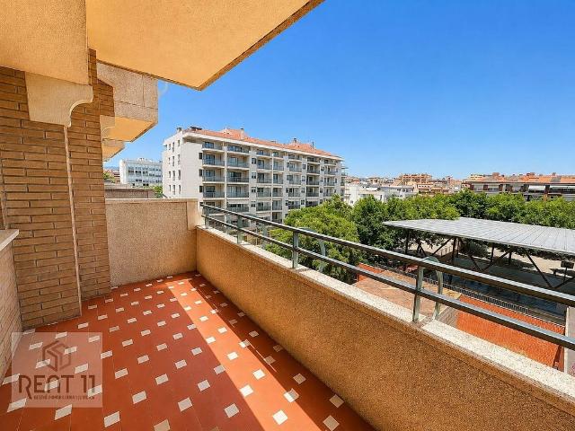 Piso en venta en calle Castell de Peralada, Girona, de 92 m² 4 habitaciones por 399.000