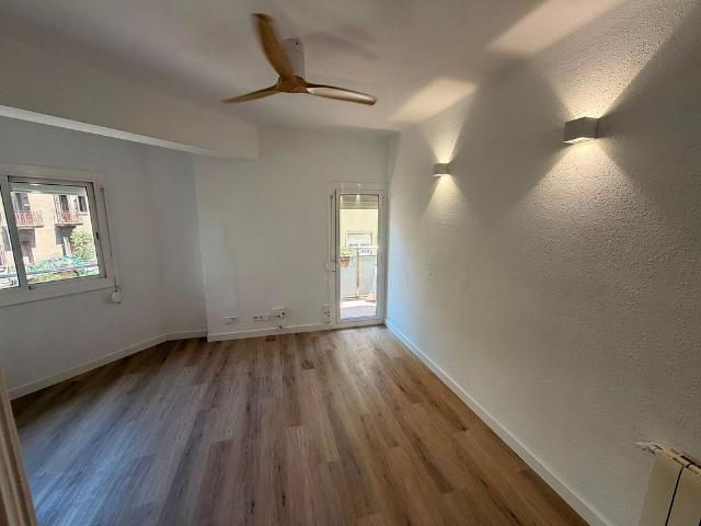 Piso en venta en calle Carbonell, Barcelona, de 55 m² 3 habitaciones por 334.999