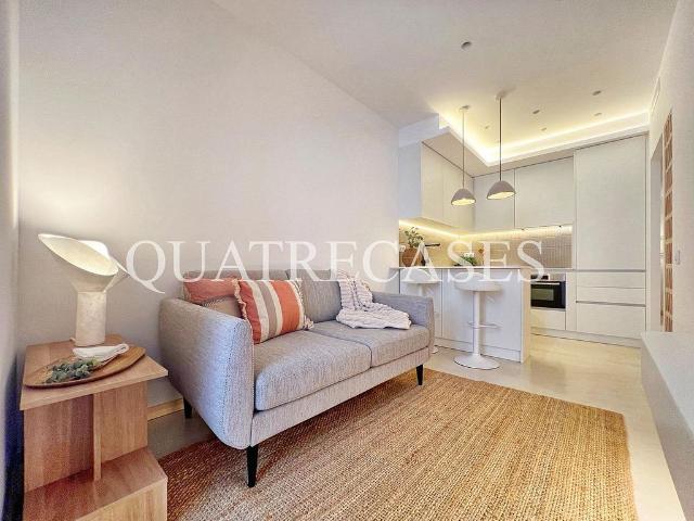 Piso en venta en calle CL Martinez de la Rosa, Barcelona, de 56 m² 2 habitaciones por 449.000