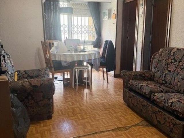 Piso en venta en calle CL Aiguablava, Barcelona, de 48 m² 3 habitaciones por 135.000