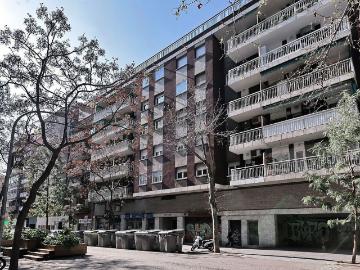 Piso en venta en calle CL Biscaia, Barcelona, de 90 m² 4 habitaciones por 439.000