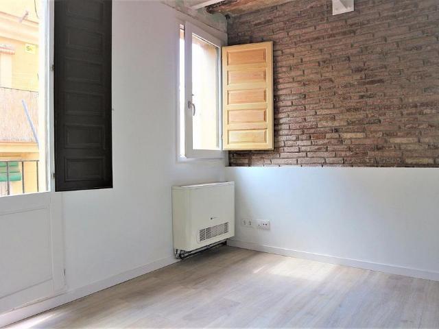 Piso en venta en calle CL Sant Bartomeu, Barcelona, de 40 m² 1 habitación por 192.000