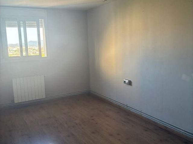 Piso en venta en calle Costa Brava, Badia del Vallès, de 75 m² 3 habitaciones por 175.000
