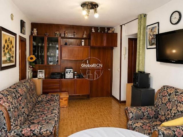 Piso en venta en calle D'aiguablava, Barcelona, de 49 m² 3 habitaciones por 140.000