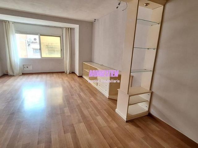 Piso en venta en calle D'alfons XII, Badalona, de 93 m² 3 habitaciones por 385.000