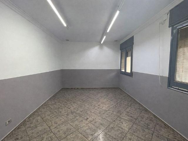 Piso en venta en calle D'amèrica, Barcelona, de 76 m² 3 habitaciones por 300.000