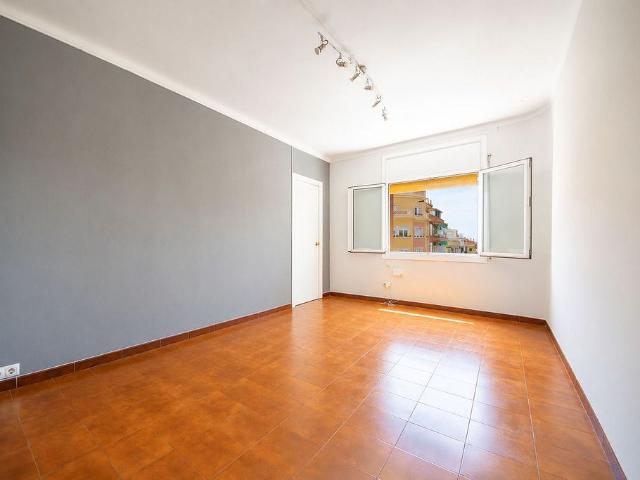 Piso en venta en calle D'amèrica, Barcelona, de 101 m² 4 habitaciones por 465.000