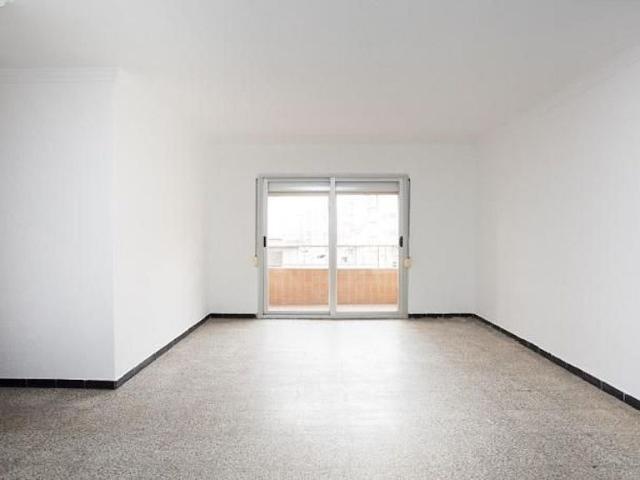 Piso en venta en calle D'àngel Guimerà, Salt, de 69 m² 3 habitaciones por 95.000