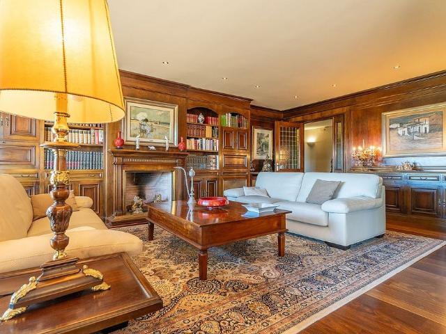 Piso en venta en calle D'antoni Gaudí, Reus, de 372 m² 5 habitaciones por 725.000